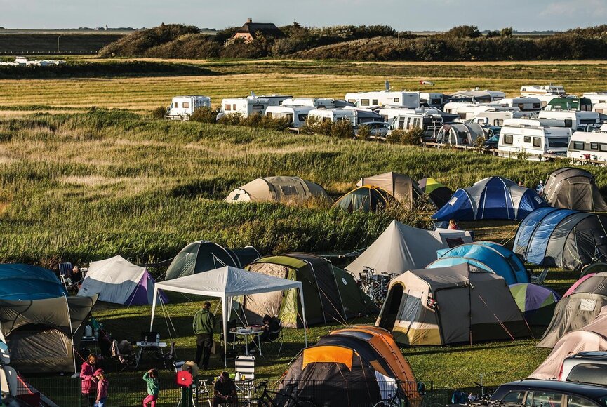 Campingplatz hinter dem Deich
