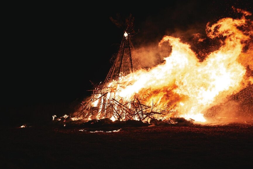 Großes brennendes Osterfeuer im Wind