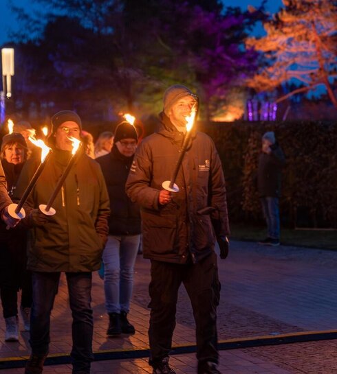 Fackellauf mehrerer Personen zur Biike