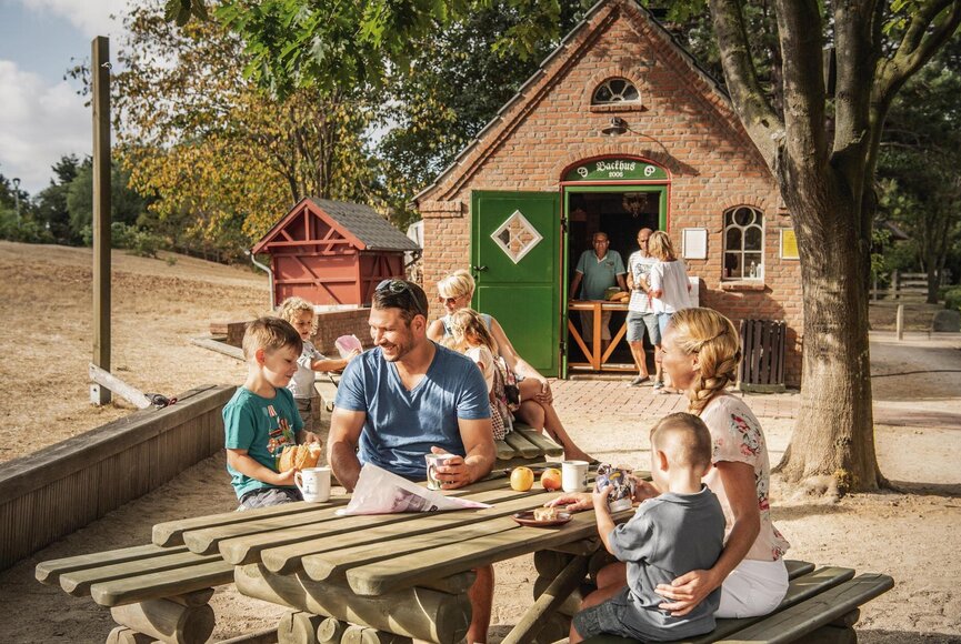 Picknick auf einer Bank auf der historischen Insel