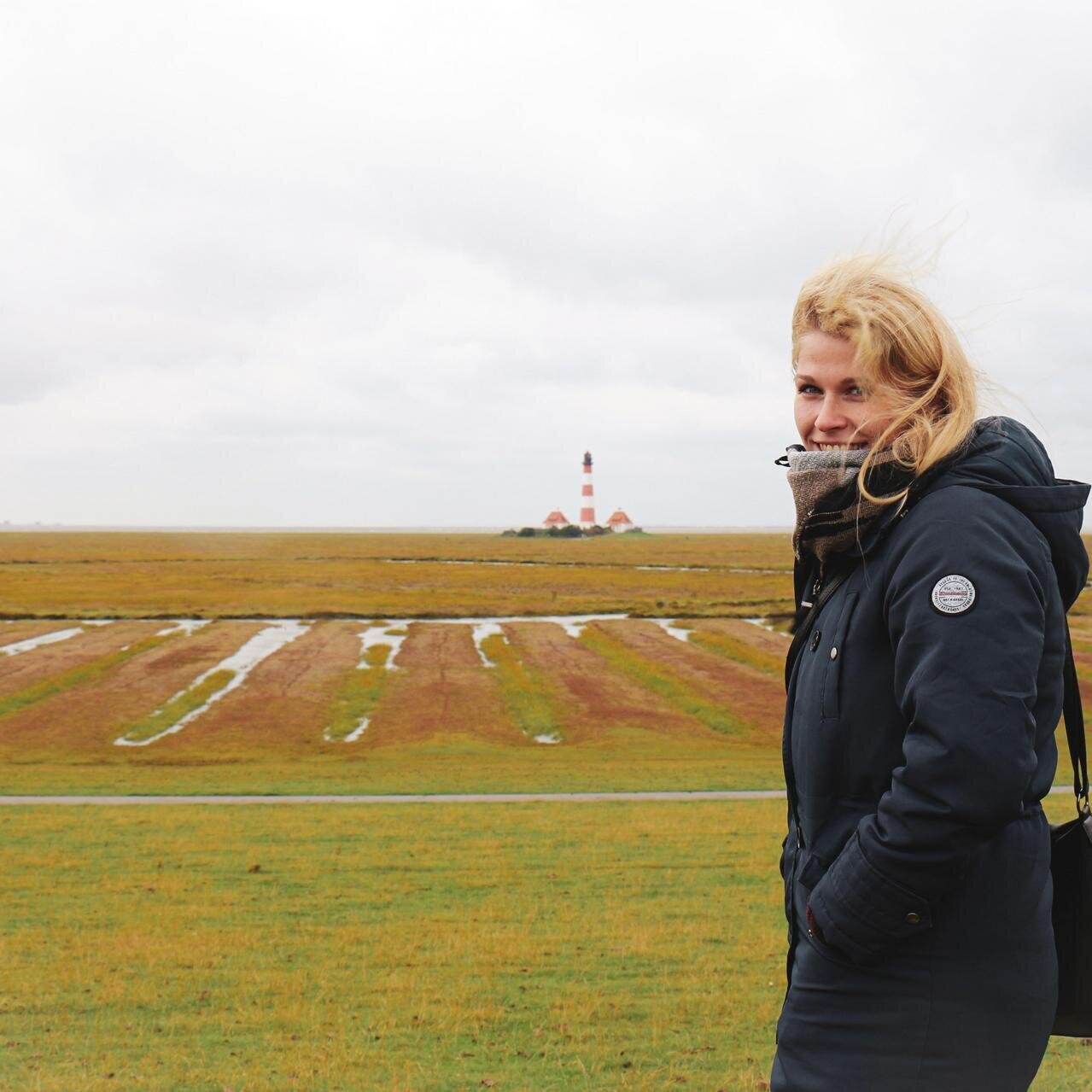 junge, sympathische Einheimische vor dem Westerhever Leuchtturm