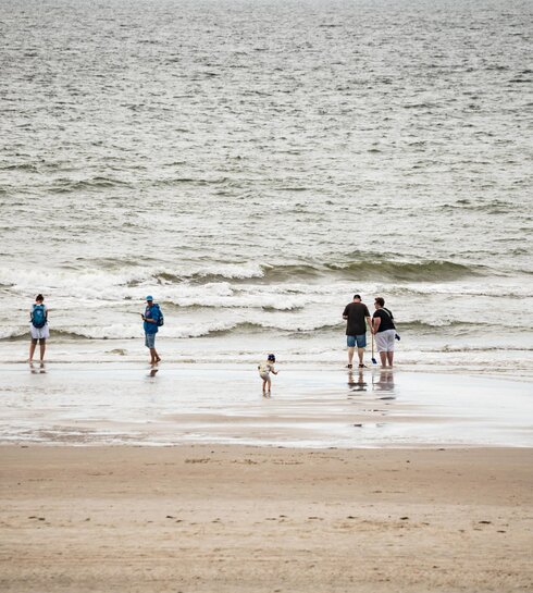 Familie spielt am Wasser