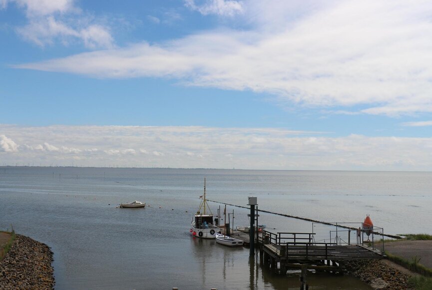 Blick auf Schiffe im Hafen Ehstensiel