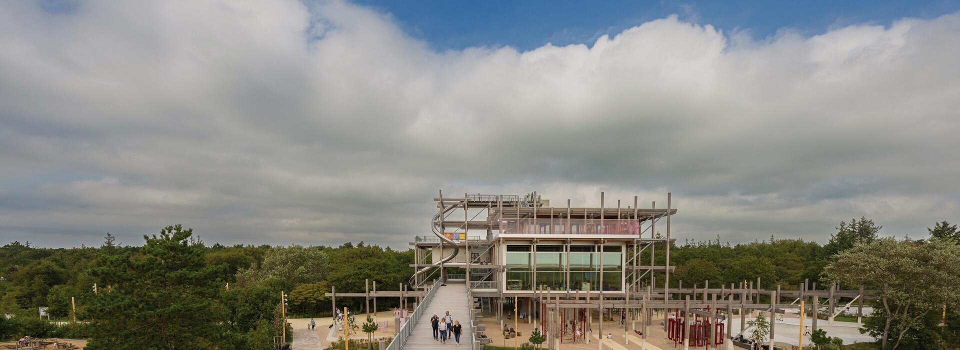 Außenansicht des Erlebnis-Hus mit großem Panoramafenster