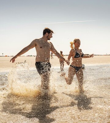 Paar badet in der Nordsee