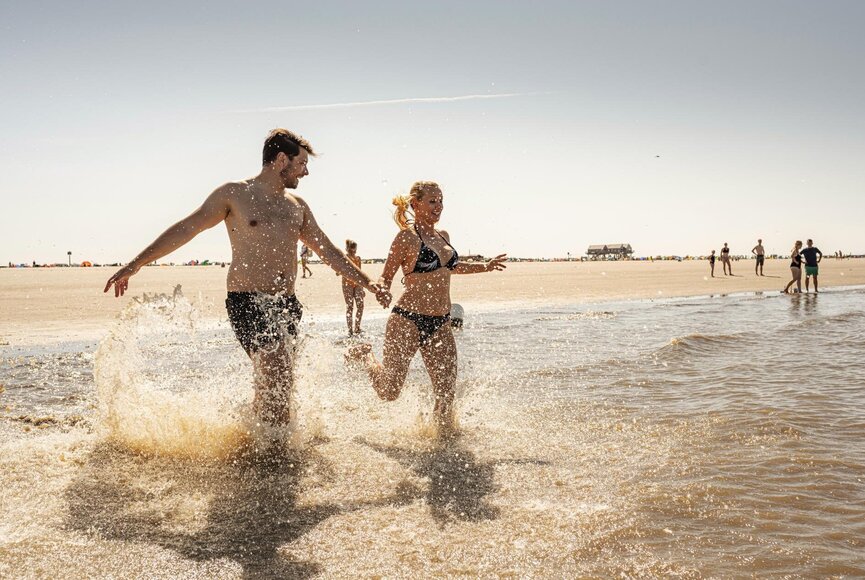 Paar rennt in die Nordsee