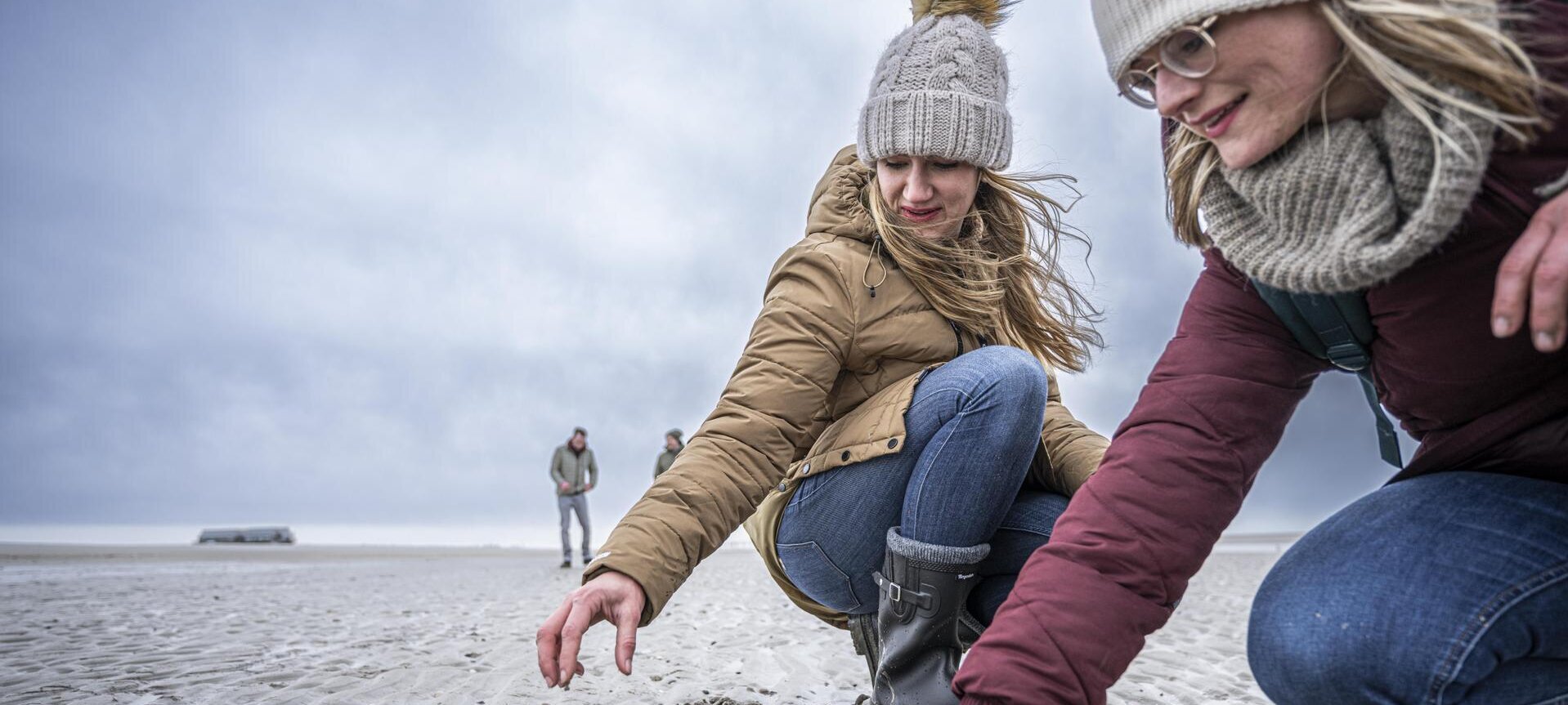 Zwei Frauen finden etwas im Watt