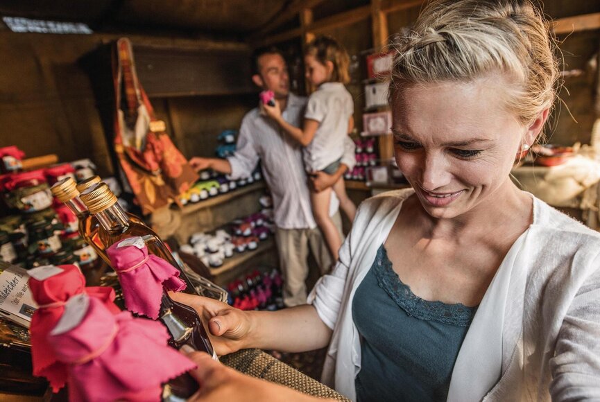 Familie bummelt im Laden des Himbeerhof Jürgens