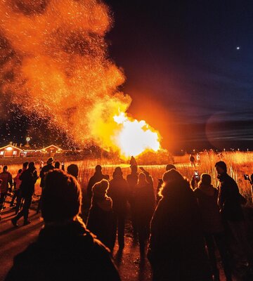 Zuschauer bei großem Biikefeuer