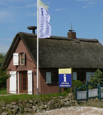 Außenansicht vom kleinen Infohus mit Reetdach