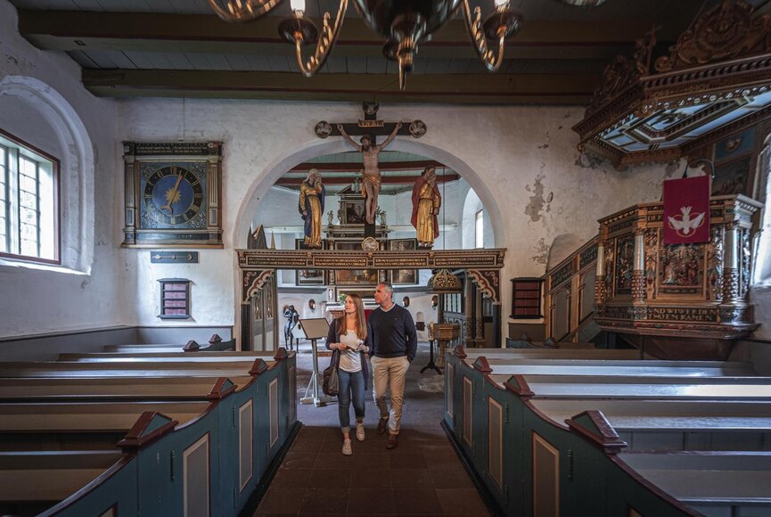 Hochzeitspaar besichtigt die Kirche in Katharinenheerd