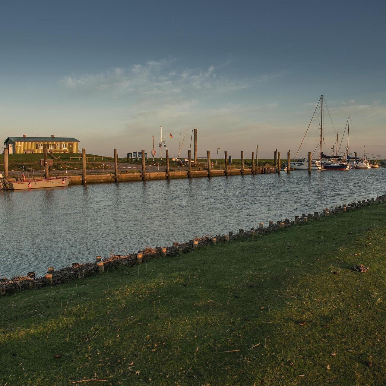 Tümlauer Hafen bei Hochwasser und Abendsonne