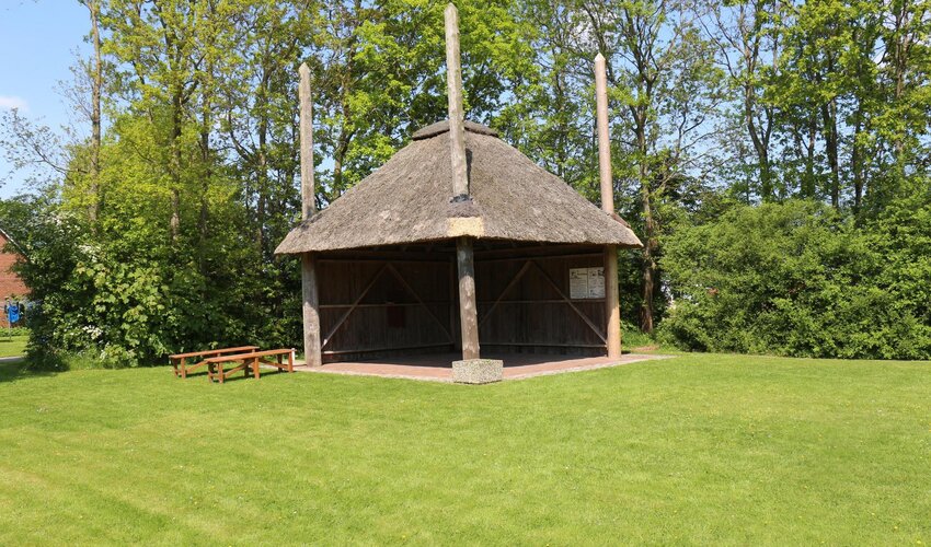 Nachbau eines Vierrutenbargs auf dem Dorfplatz