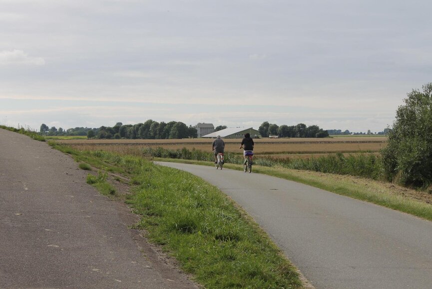 Fahrradtour eines Paares am Deich entlang