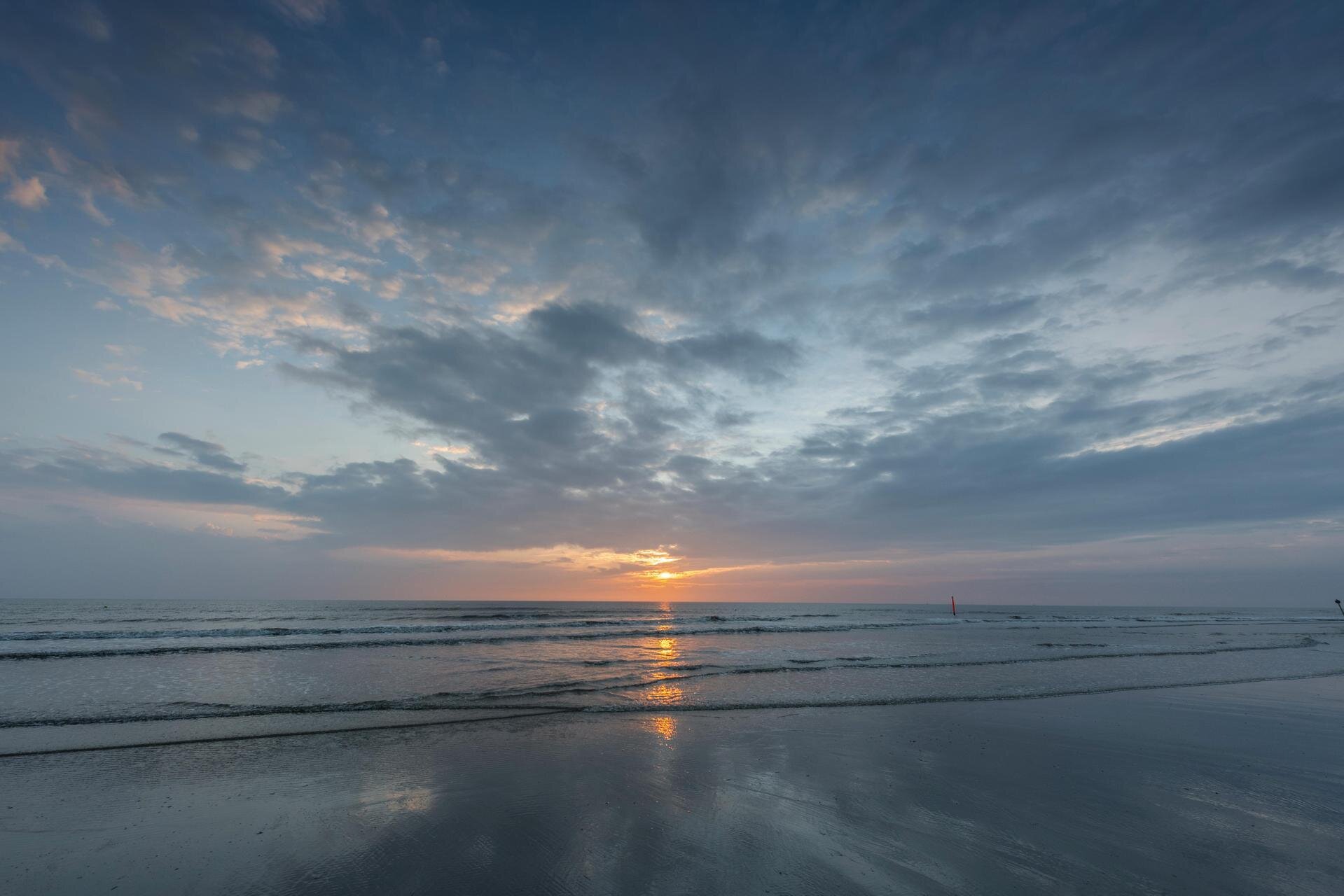 Flutsaum im Sonnenuntergang am Ordinger Strand
