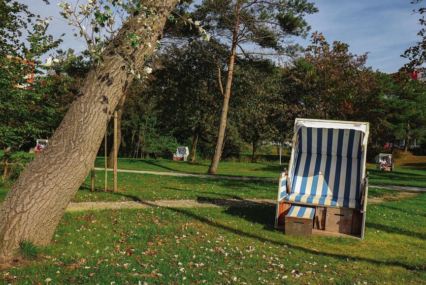 Strandkorb im Grünen auf der Erlebnis-Promenade