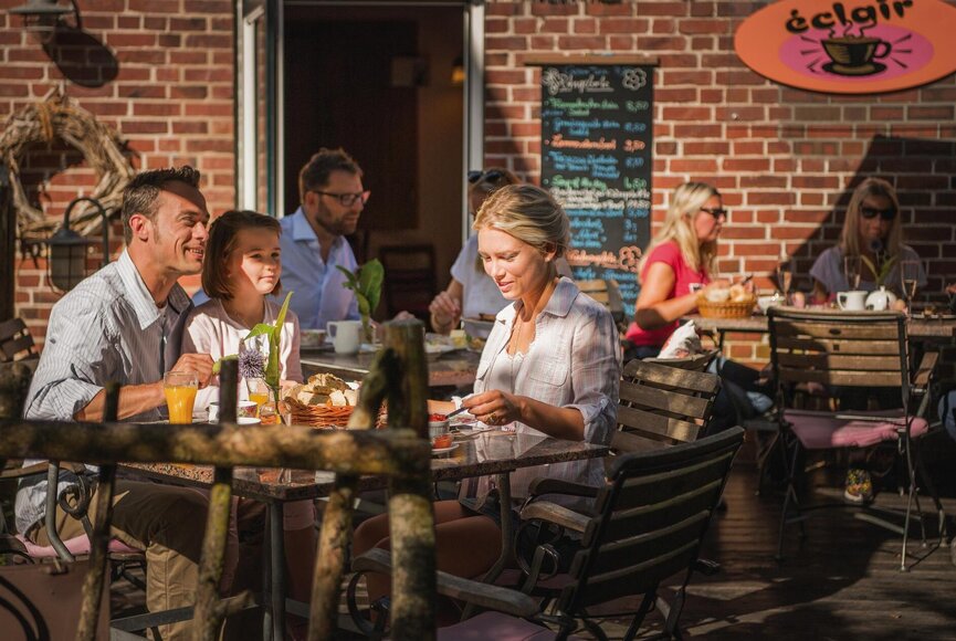 Familie im Landcafe EClaire 