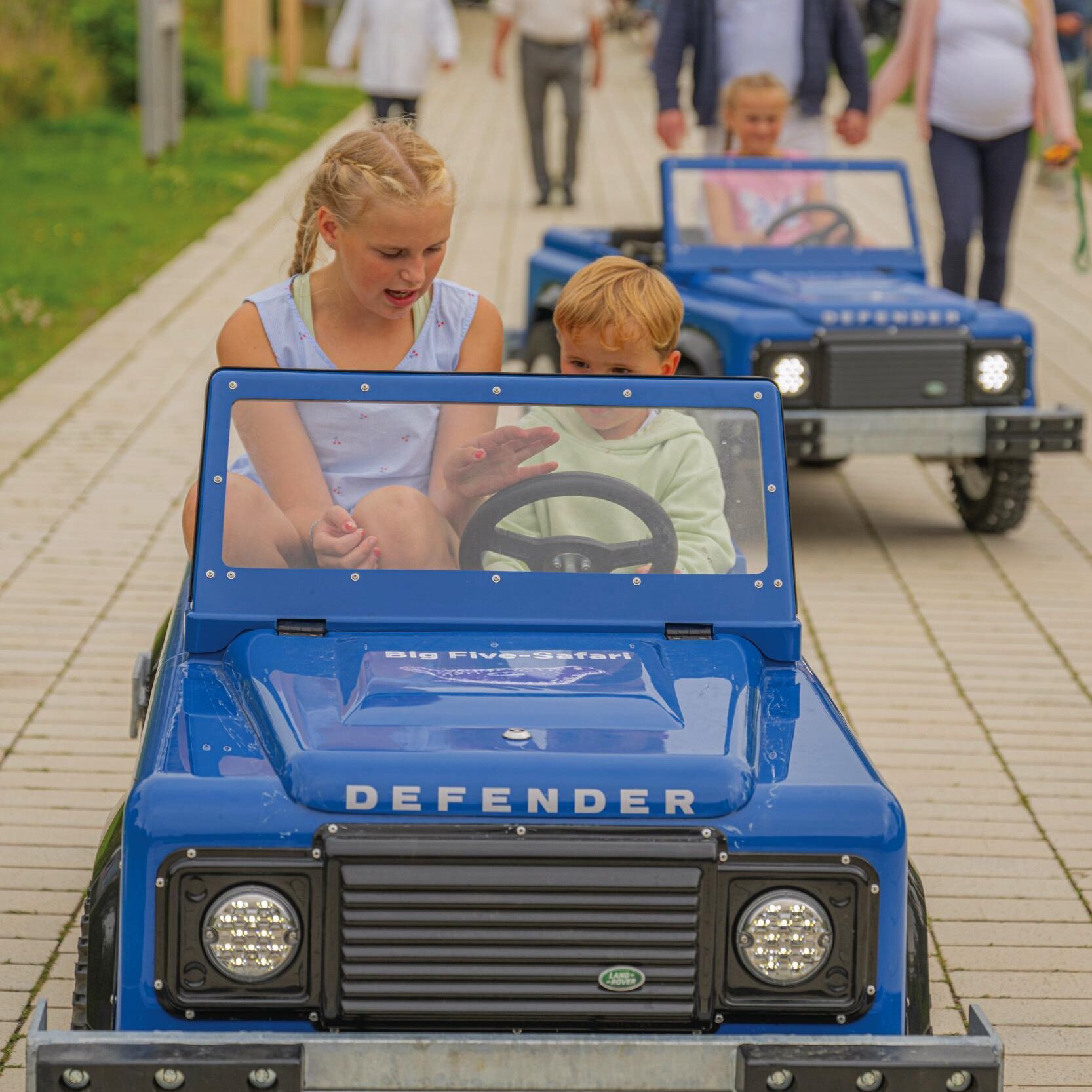 Kinder in den Autos der Big Five Safari auf der Erlebnispromenade