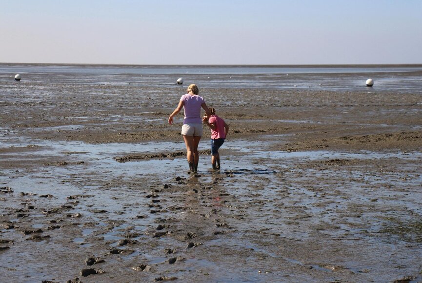 Mutter und Tochter im Watt