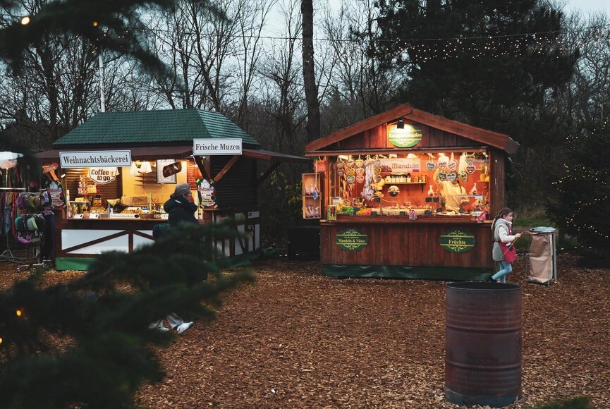 Gemütliche kleine Buden auf dem Heimeligen Weihnachtsmarkt