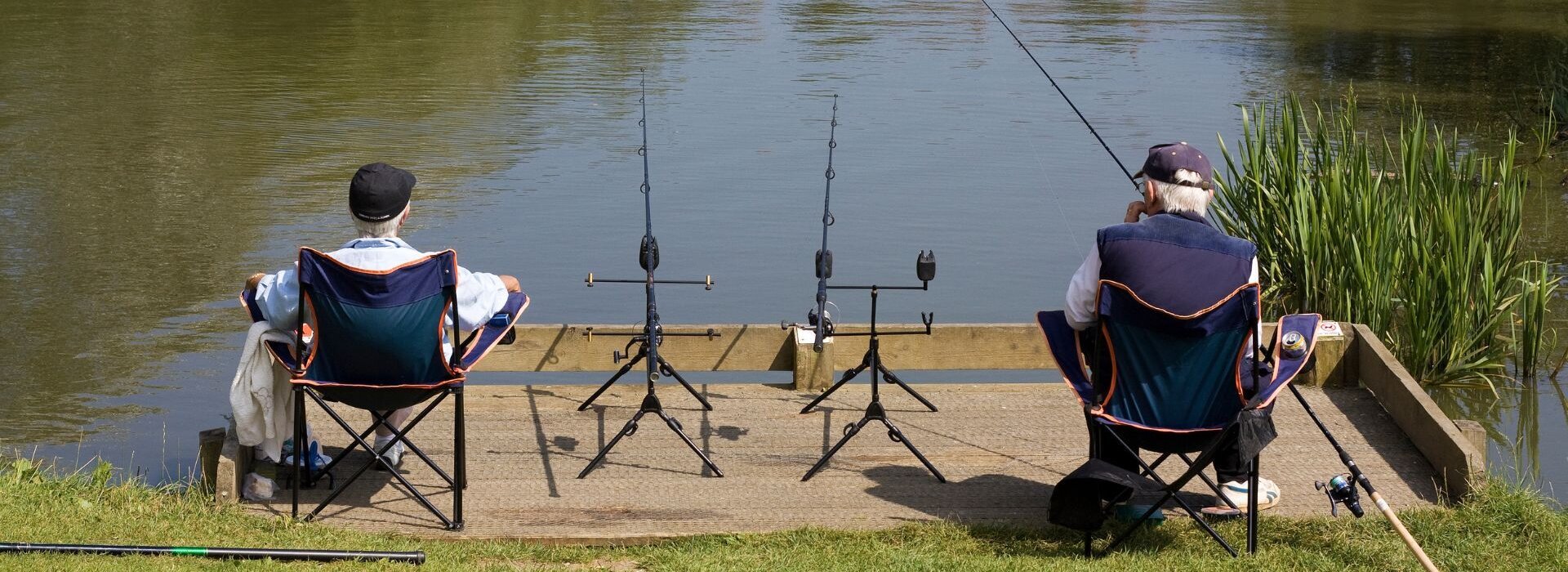 älteres Paar beim Angeln