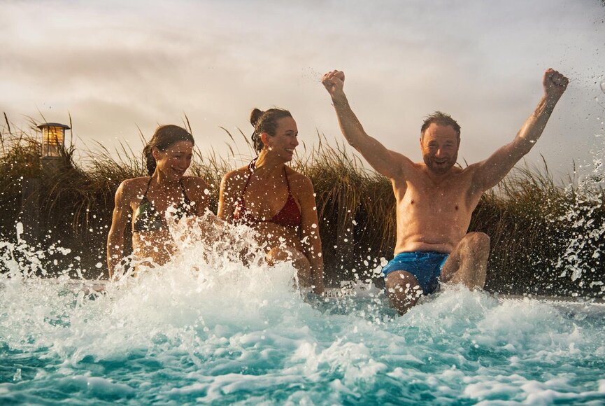 Erwachsene beim Baden im Außenbecken