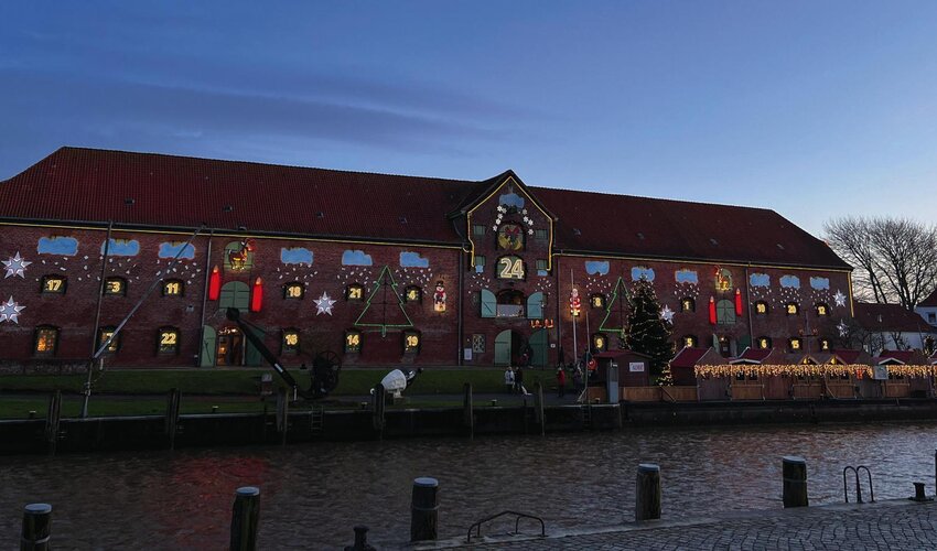 Tönninger Packhaus als großer Adventskalender