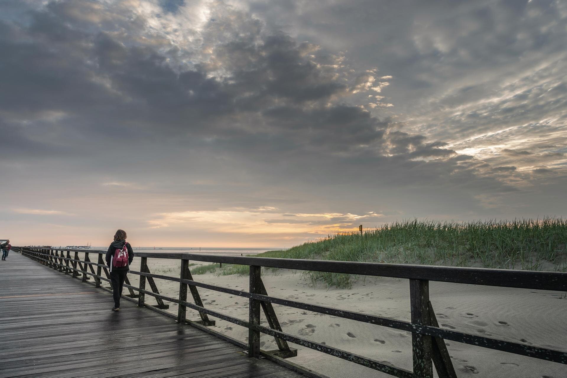 dunkle Wolken am Himmel über der Seebrücke