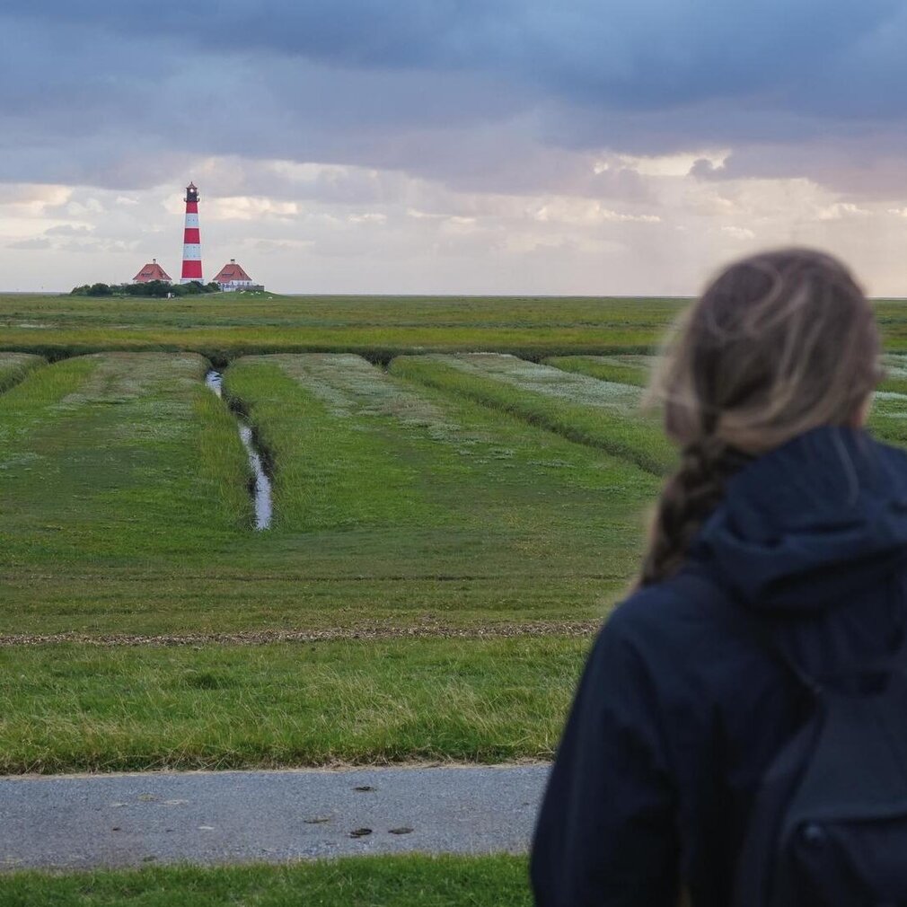 Marina blickt zum Westerhever Leuchtturm