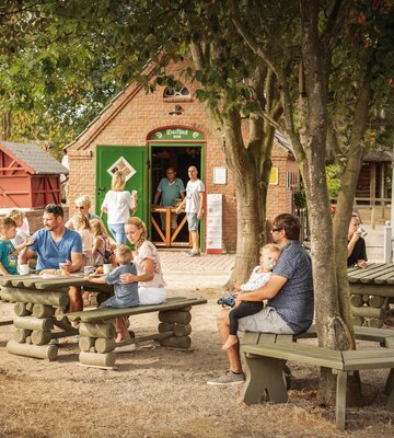 Familie vor dem Bachhus beim Essen
