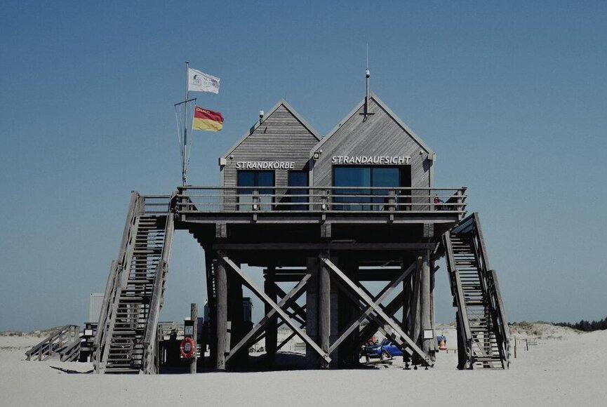 Pfahlbau – Mehrzweckgebäude in Ording