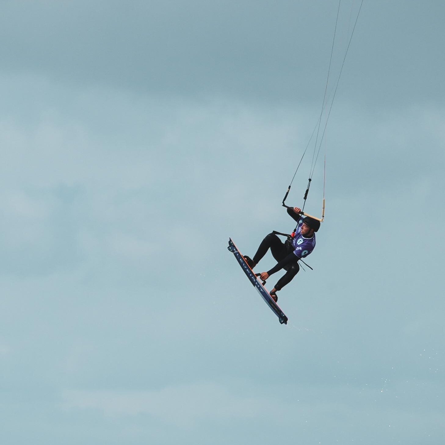 Kiter fliegt über die Wellen