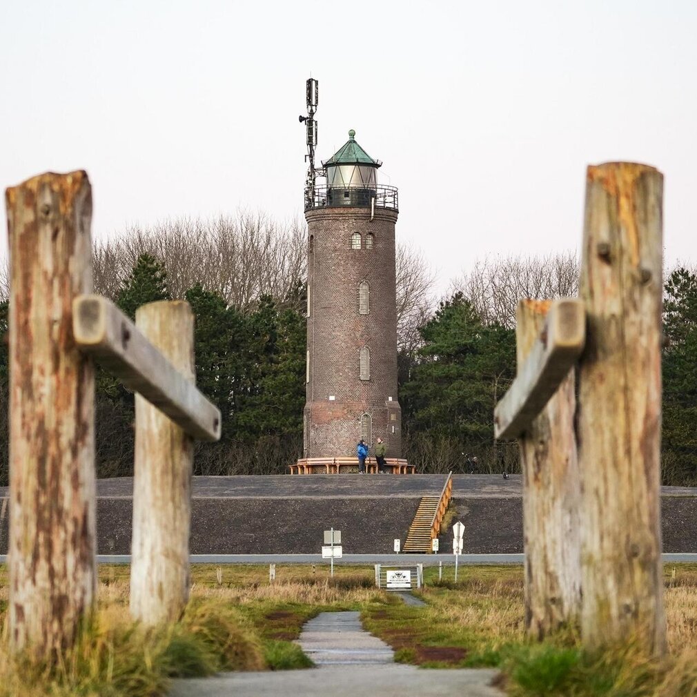 Böhler Leuchtturm mit Steg im Vordergrund