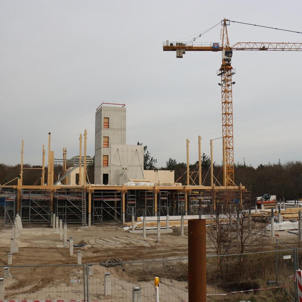 große Baustelle mit Kran