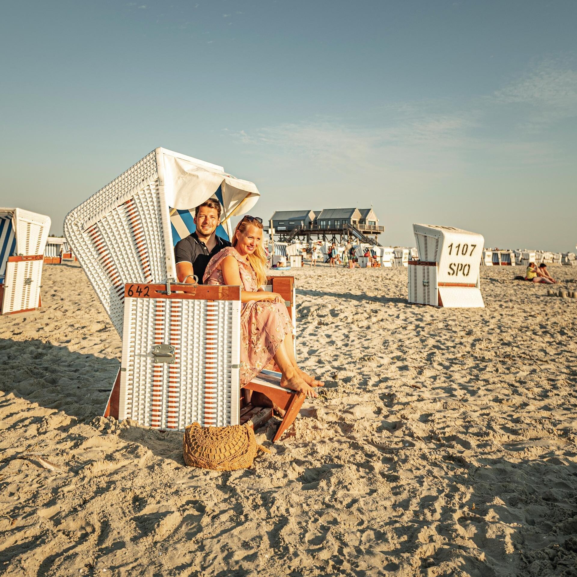 Paar bei Sonne im Strandkorb
