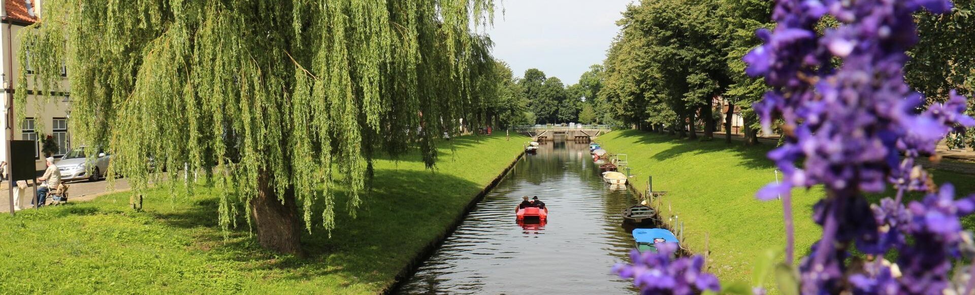 Gracht in Friedrichstadt mit kleinem Boot im Frühling