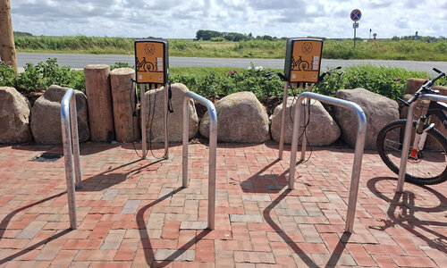 E-Bike-Ladestation am Leuchtturm.Laden in Westerhever