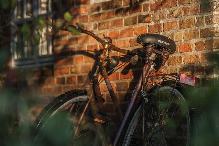 Fahrrad lehnt am Haus