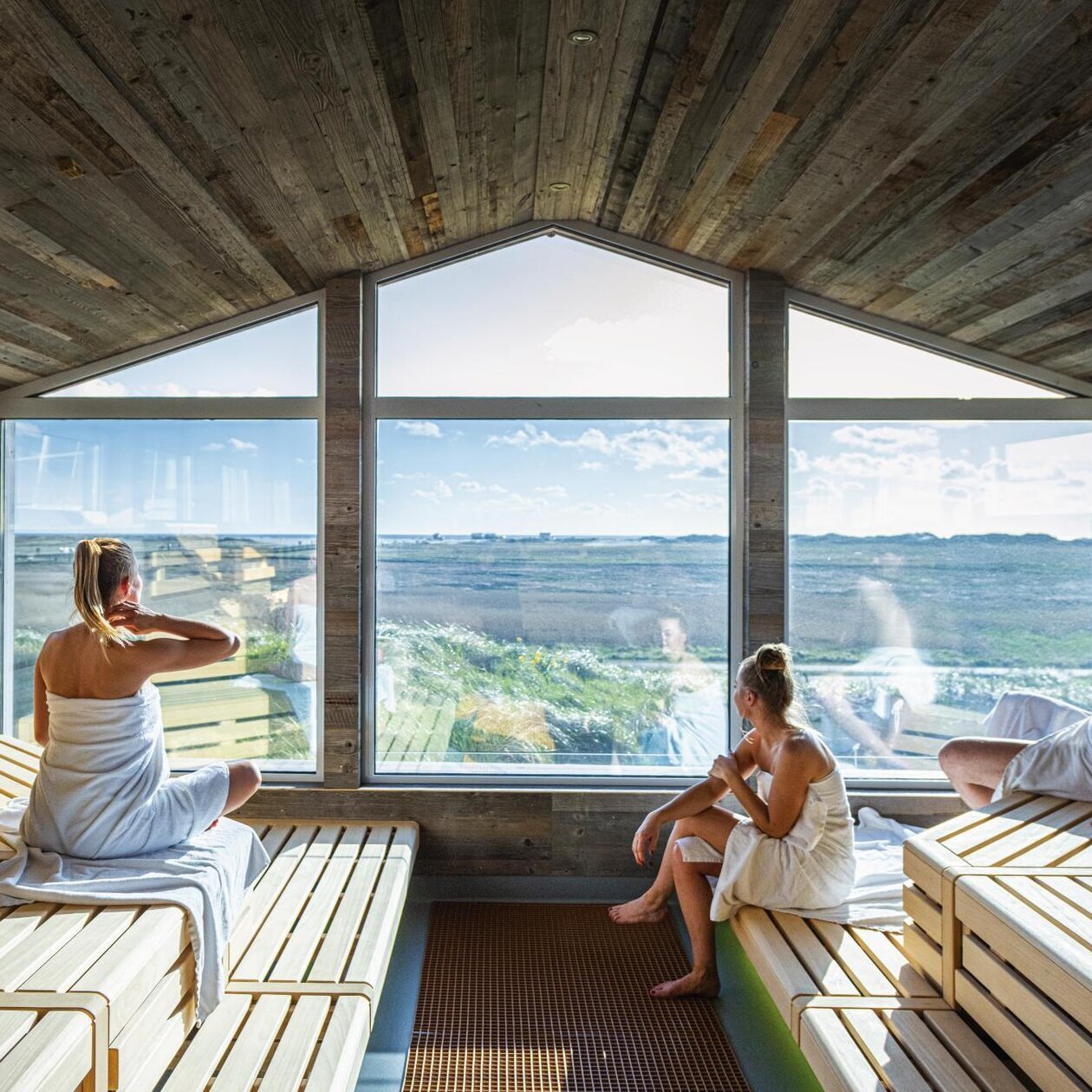 zwei Freundinnen in der Pfahlbausauna