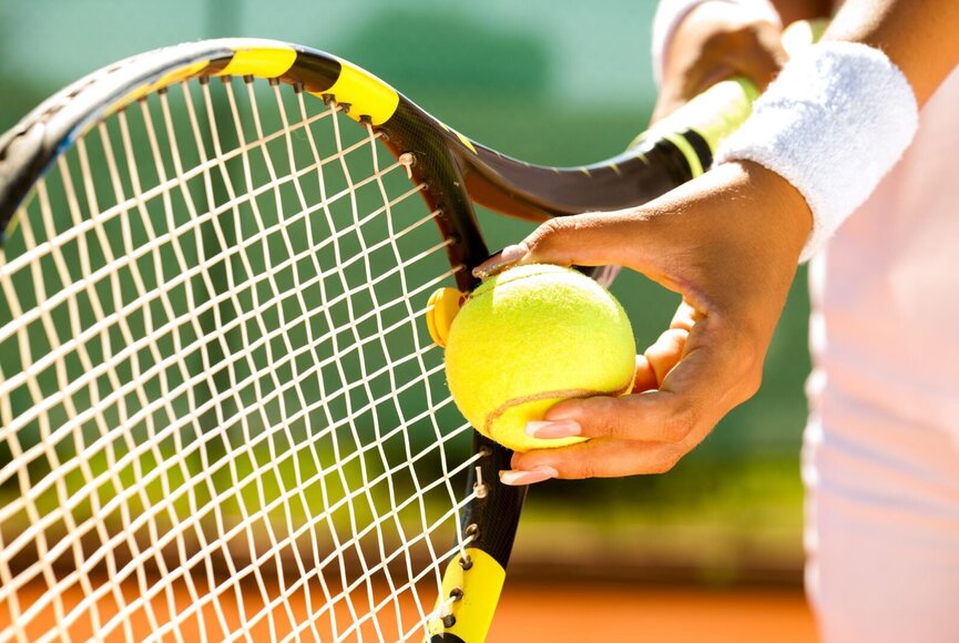 Tennisschläger und Ball in den Händen kurz vor dem Aufschlag