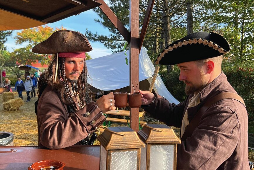 zwei Piraten stoßen an