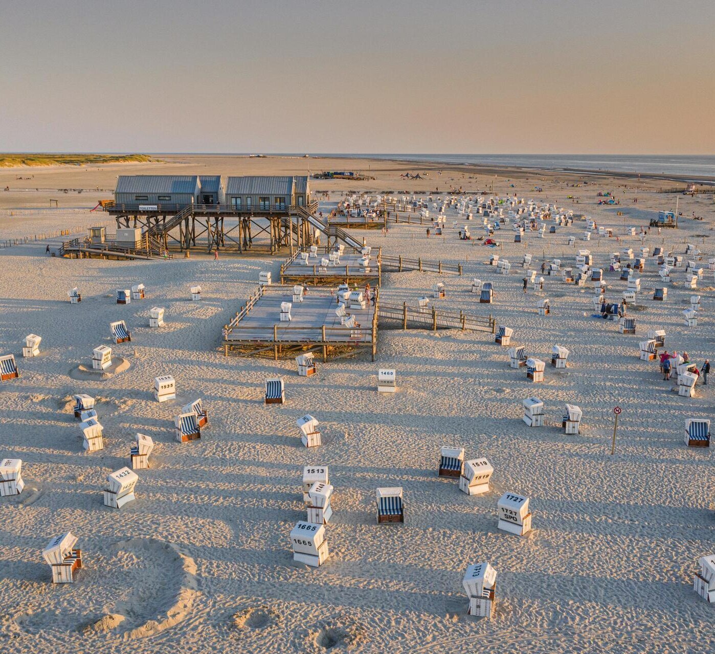 Luftaufnahme des Ordinger Strandes mit dem Mehrzweckgebäude