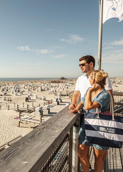 A couple on the multipurpose building in Ording, looking out over the beach