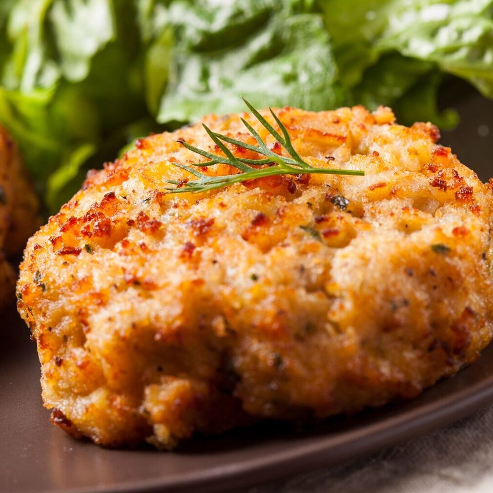 Fischfrikadelle auf einem Teller