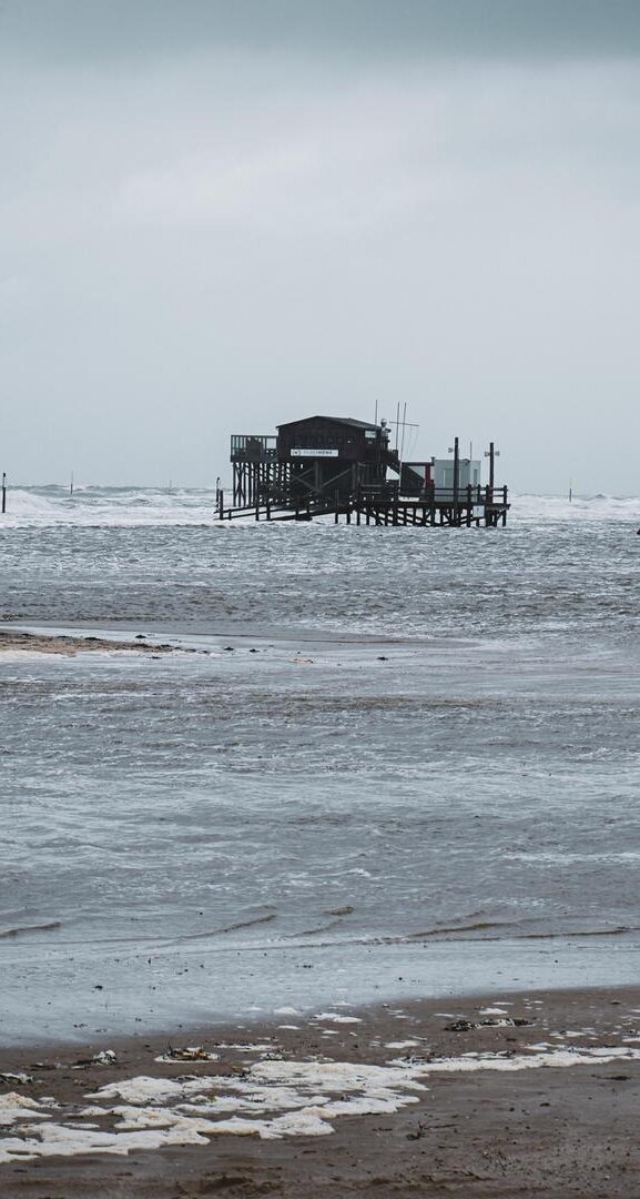 Pfahlbau bei Sturmflut im Wasser