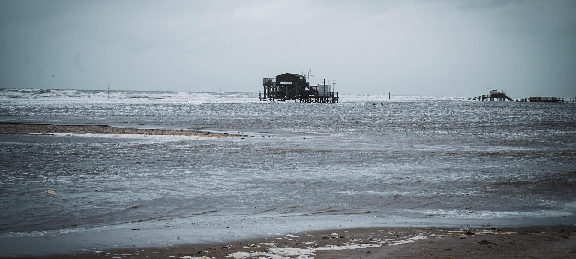 Pfahlbau bei Sturmflut im Wasser