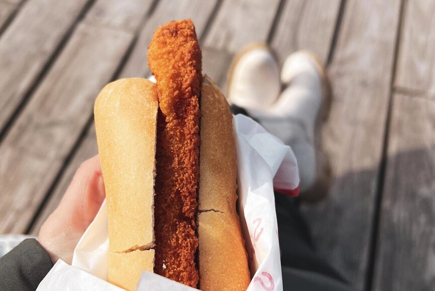 Backfischbrötchen in der Hand