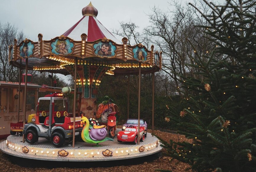 Kinderkarussell mit schönen Lichtern