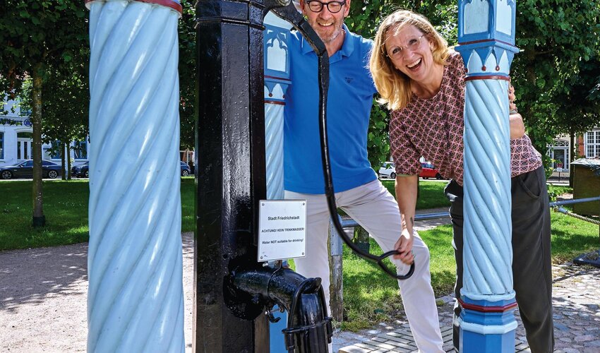 Paar an der historische Marktpumpe Friedrichstadts