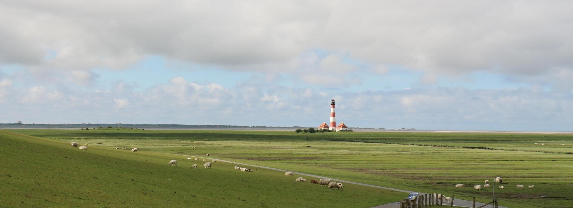 Westerhever Leuchtturm mit Schafen davor